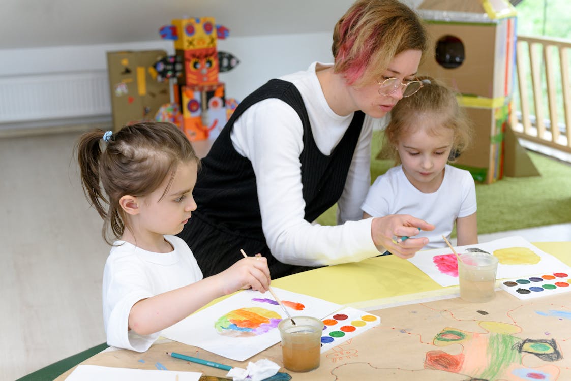 Free A Woman Teaching Arts to Preschoolers Stock Photo