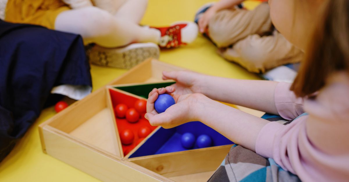 Des enfants profitant du temps de jeu avec des jouets en bois éducatifs dans un environnement amical.