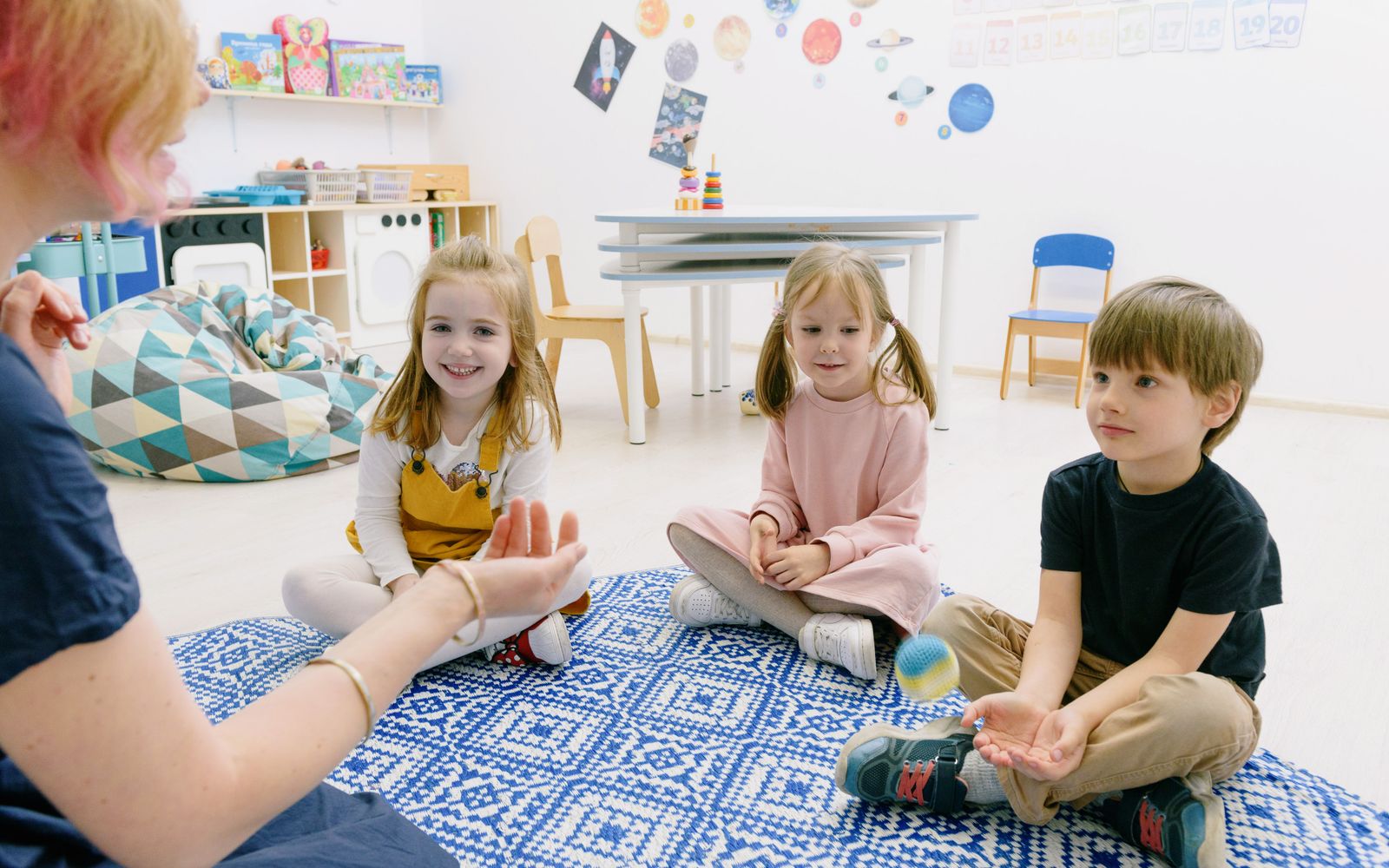 Jonge kinderen bij een kinderdagverblijf
