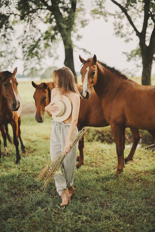 Kostenloses Stock Foto zu frau, ganzer schuss, nacktem oberkörper