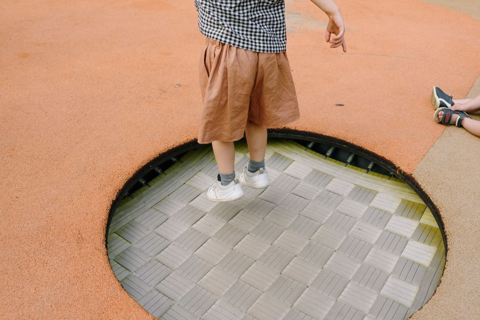 Photo d'ambiance d'un enfant sautant sur un trampoline