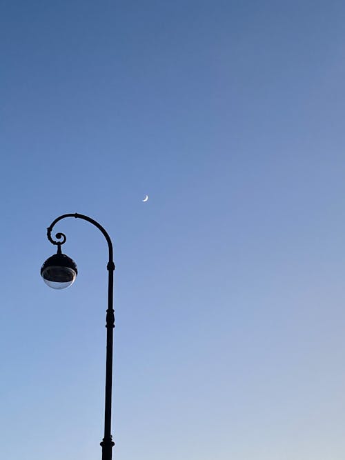 Fotobanka s bezplatnými fotkami na tému lampa, modrá obloha, večer