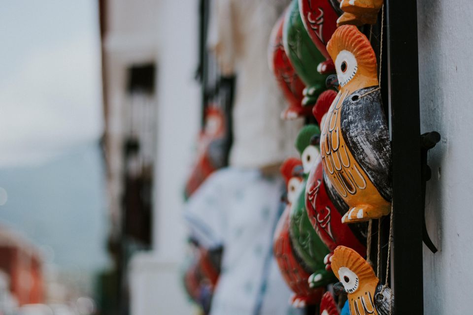 Puestos de artesanía desplegados en la Avenida Principal durante el mercado dominical de El Valle de Antón