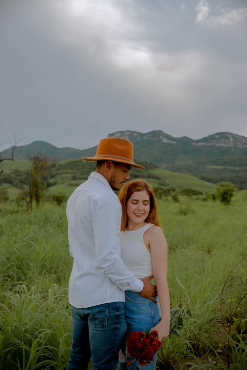 Photos gratuites de avec débardeur, chapeau fedora marron, chemise blanche