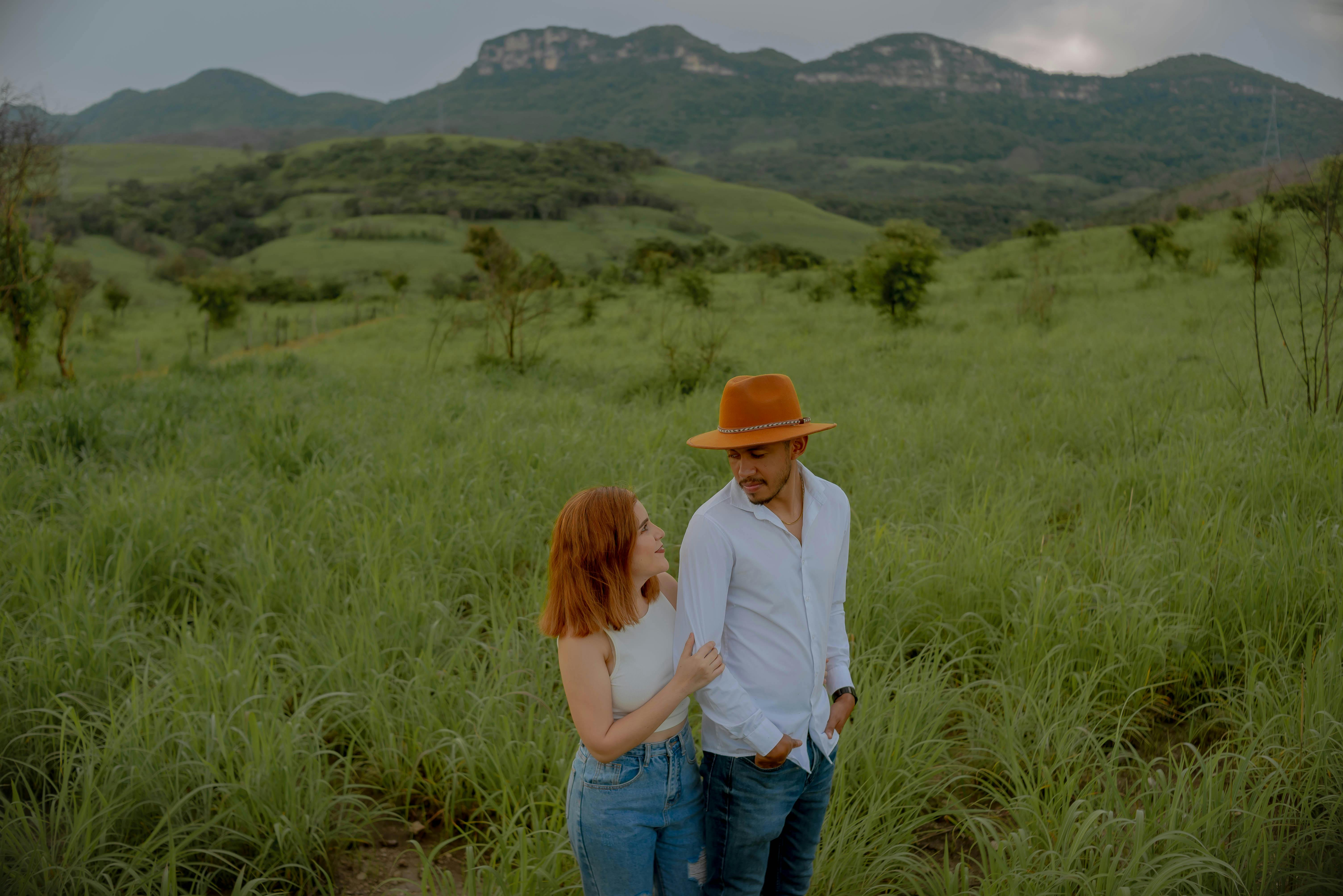 Dos Personas Con Sombreros Para El Sol Sentado Sobre Una Roca · Foto de