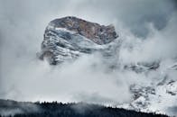 冬季的雄伟雪峰被浓雾笼罩