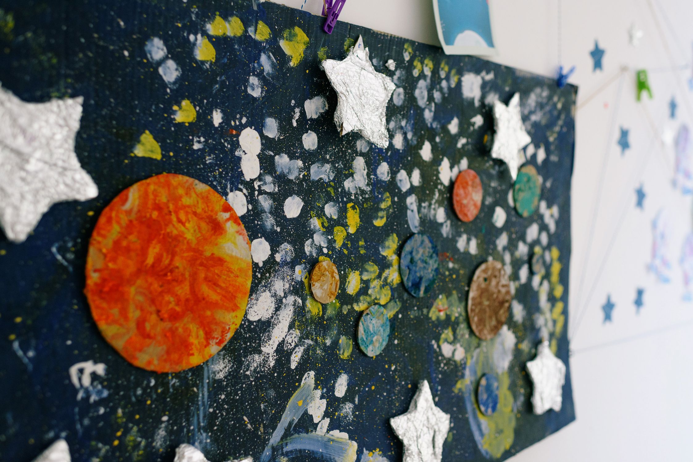 Matériel pédagogique représentant le système solaire, illustrant l'approche de l'Éducation Cosmique Montessori.