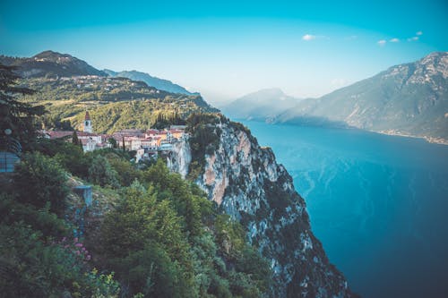 Immagine gratuita di acqua azzurra, alberi verdi, alto