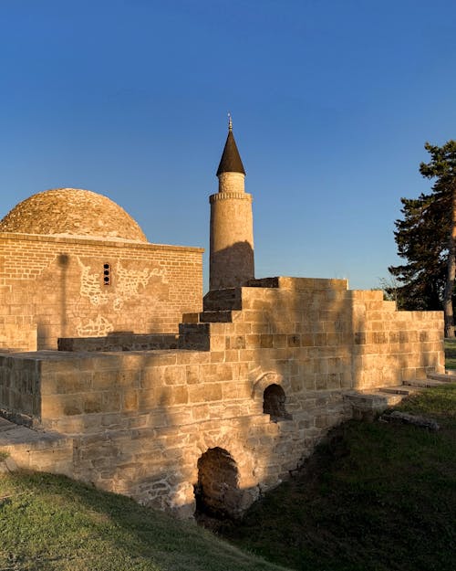 Základová fotografie zdarma na téma cihlová budova, jasná modrá obloha, kopule střechy