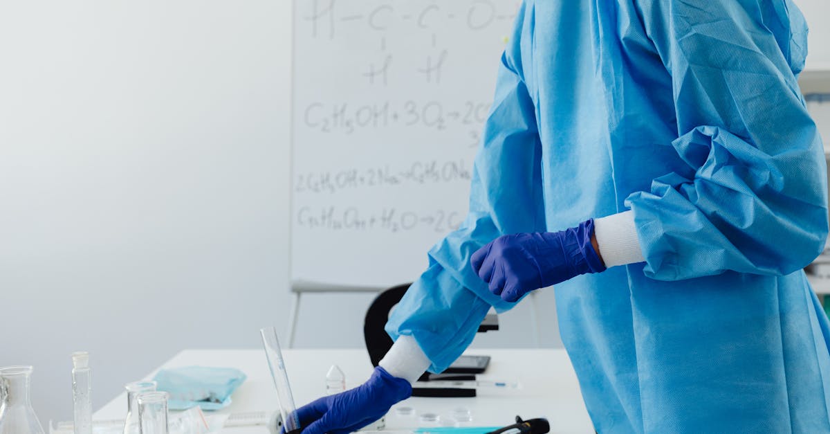 Características dos Tecidos para Jalecos Amostras de tecidos como gabardine com elastano e oxford, mostrando suas texturas e propriedades para jalecos.