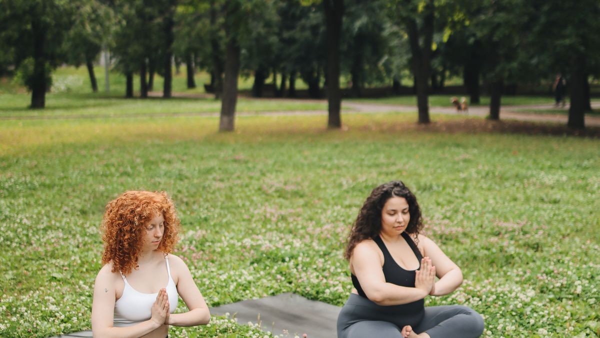 Les bienfaits du yoga en plein air : pourquoi essayer en été 2026 - illustration