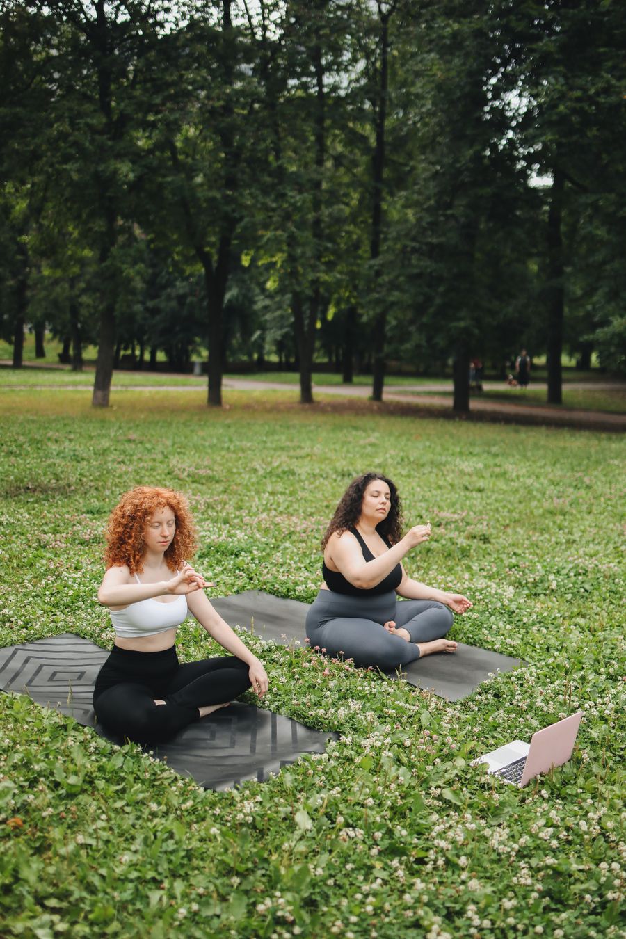 Deux personnes assises sur des tapis dans un parc, illustration