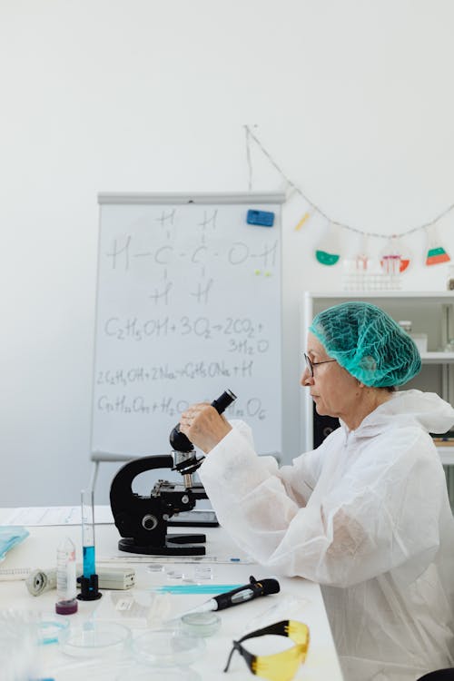 Free Woman Doing an Experiment Stock Photo