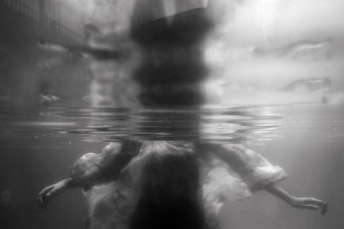 Free Captivating underwater black and white portrait with blurred reflection. Stock Photo