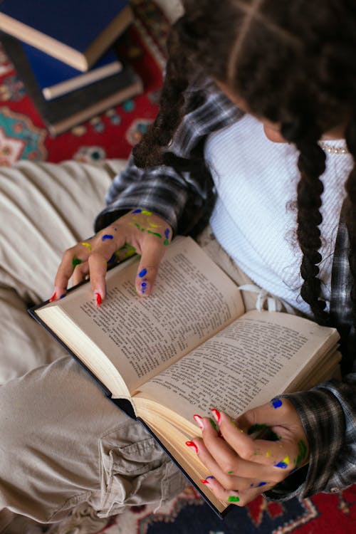 사람, 수직 쐈어, 책을 읽고의 무료 스톡 사진