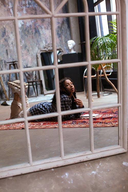 Бесплатное стоковое фото с афро-американец, в помещении, вертикальный выстрел