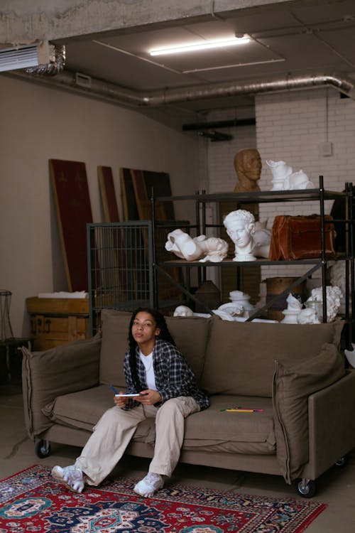 Foto profissional grátis de mulher, sentado, sofá