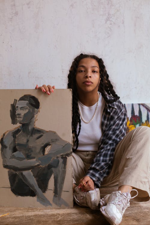 бесплатная Бесплатное стоковое фото с артист, афро-американская девушка, бежевые брюки Стоковое фото
