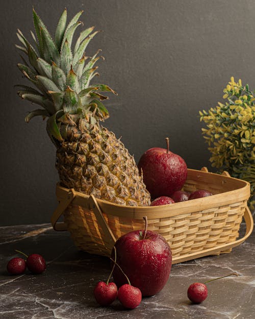 Бесплатное стоковое фото с ананас, вертикальный выстрел, вишни