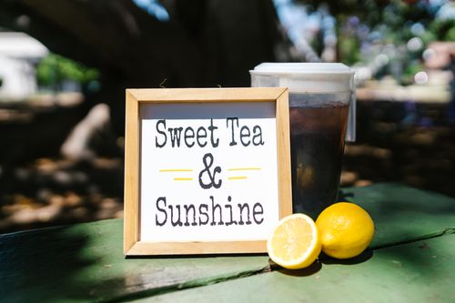 Free A refreshing image of sweet tea with lemons on a sunny day, perfect summer vibe. Stock Photo