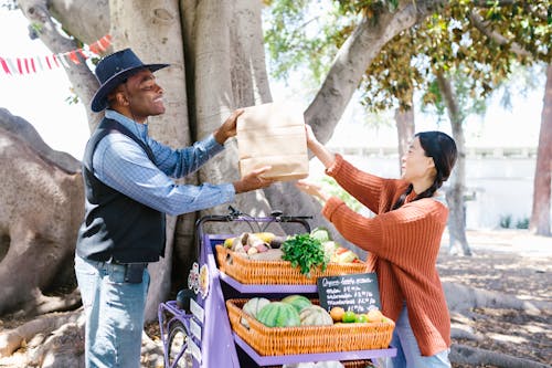 Gratis stockfoto met Afro-Amerikaanse man, Aziatische vrouw, biologisch