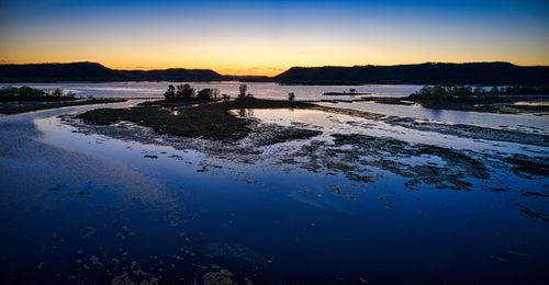 Free A serene twilight view over the Mississippi River with distant hills and reflective waters. Stock Photo