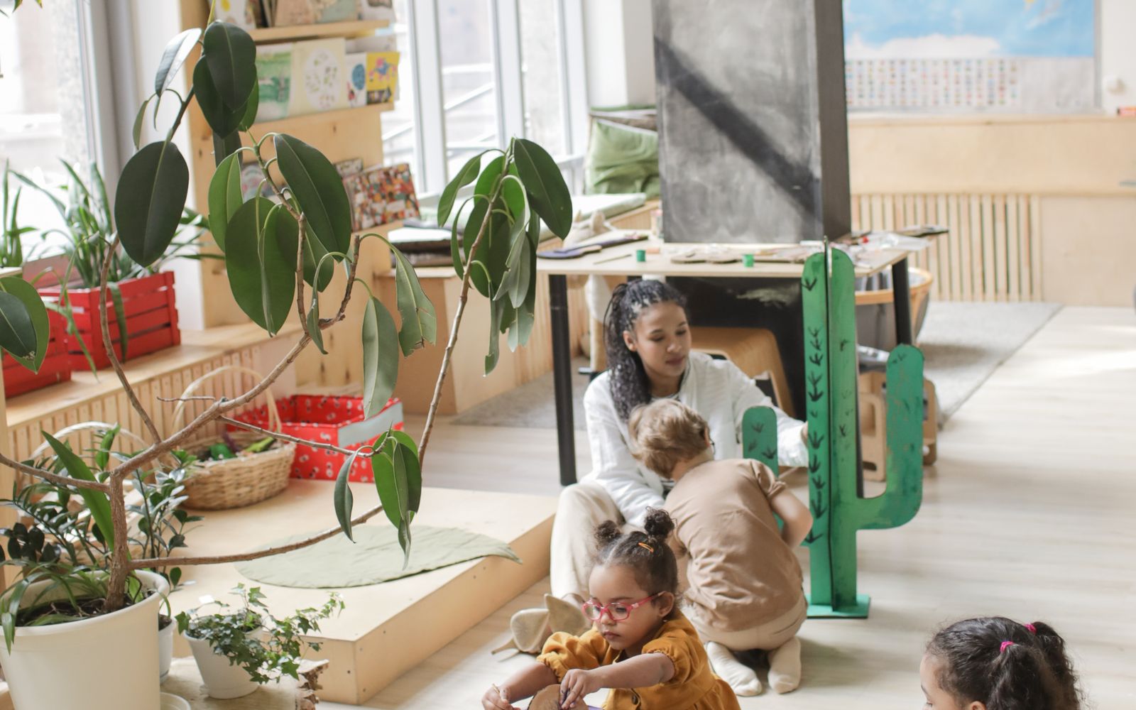 Oudere kinderen tijdens een creatieve BSO-activiteit