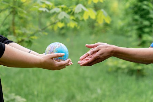 Gratis lagerfoto af Globe, græs, hænder