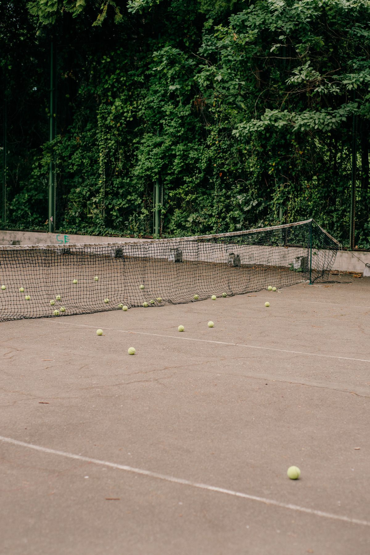 Balles de tennis à proximité du filet d'un court