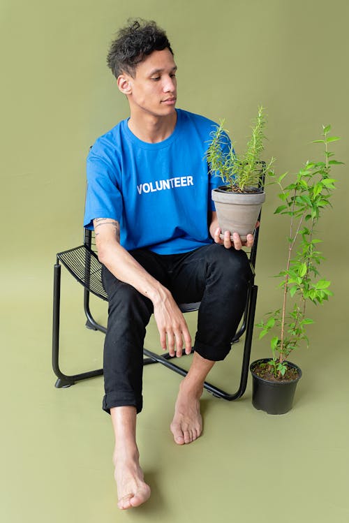 Foto d'estoc gratuïta de assegut, cadira, camisa blava