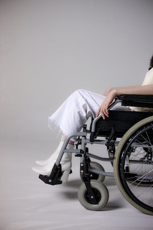 Foto profissional grátis de cadeira de rodas, calçados, calcanhares