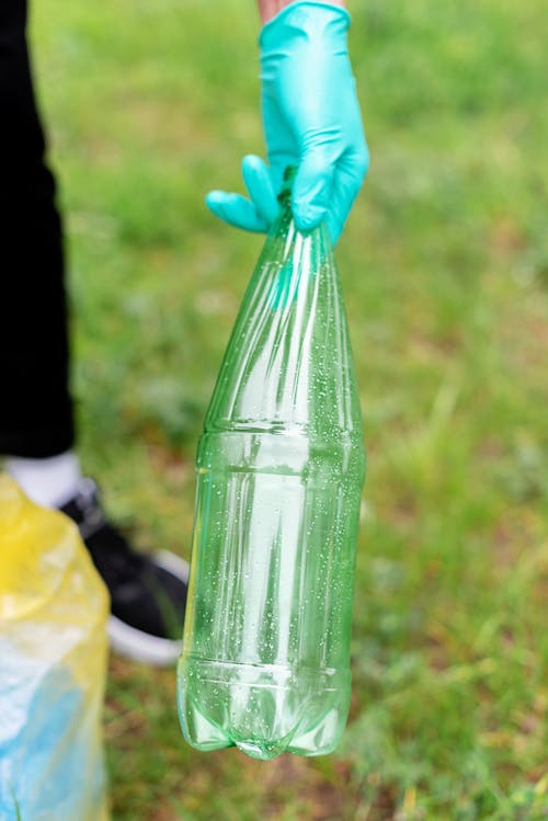 Free Close-Up Shot of a Person Holding a Plastic Bottle Stock Photo