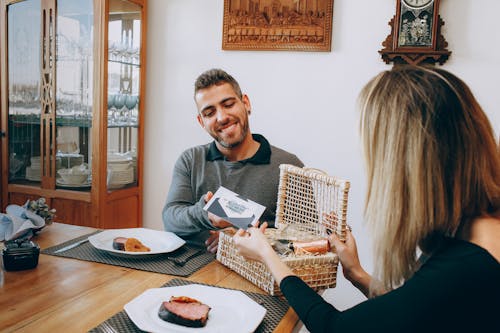 Gratis stockfoto met aan tafel, glimlachen, kerel