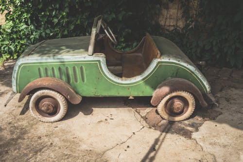 Free Photo of An Abandoned and Rusty Vintage Car Stock Photo