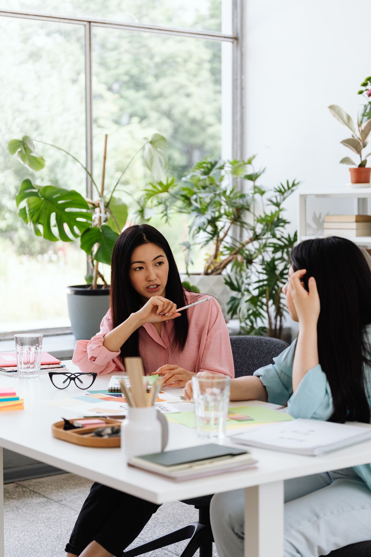 Two Asian colleagues in a one-on-one discussion