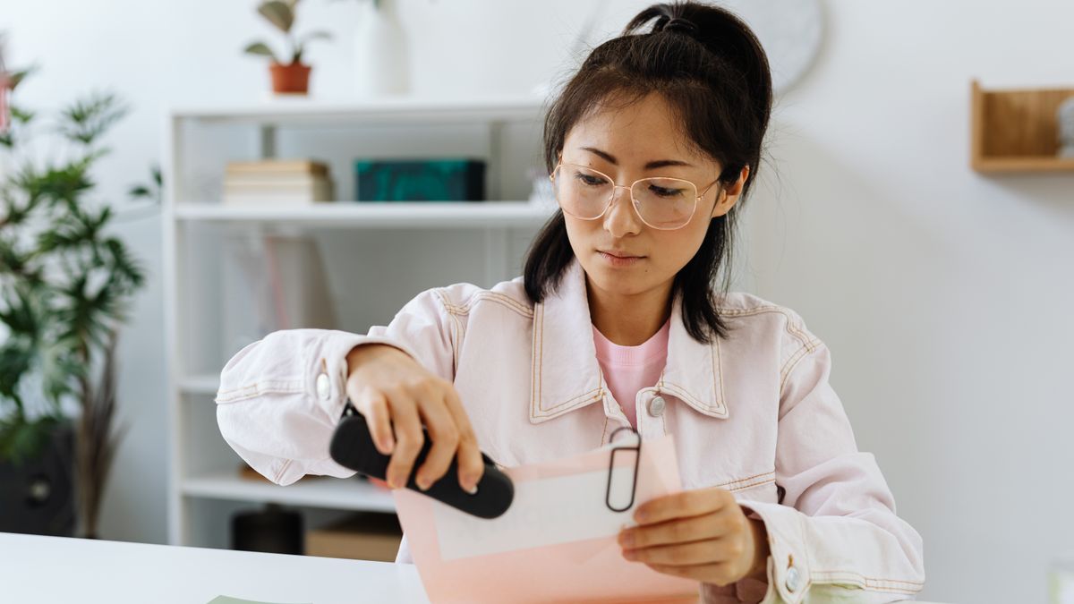Personne organisant des documents administratifs