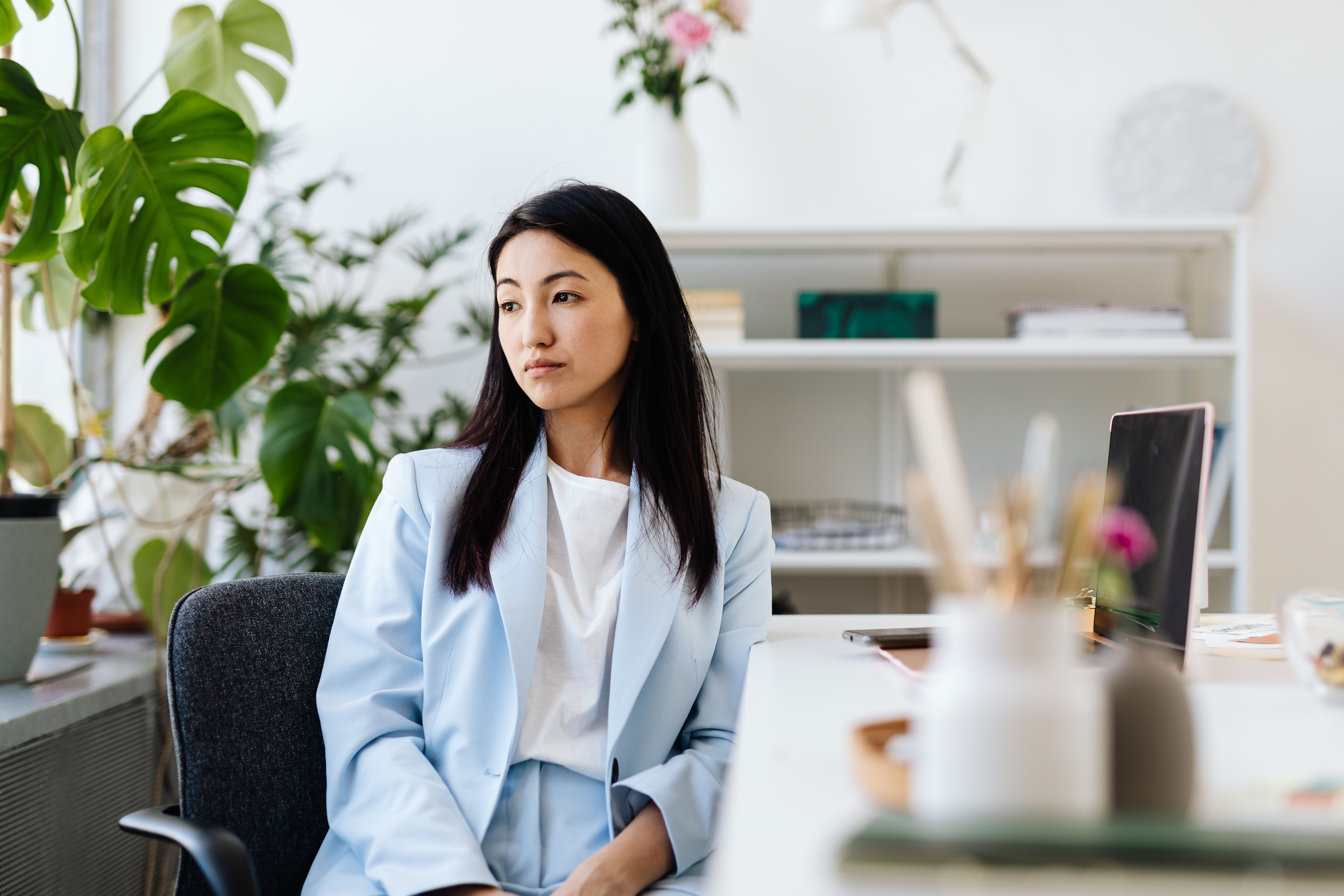 肩こりの原因を確認する姿勢チェックのイメージ