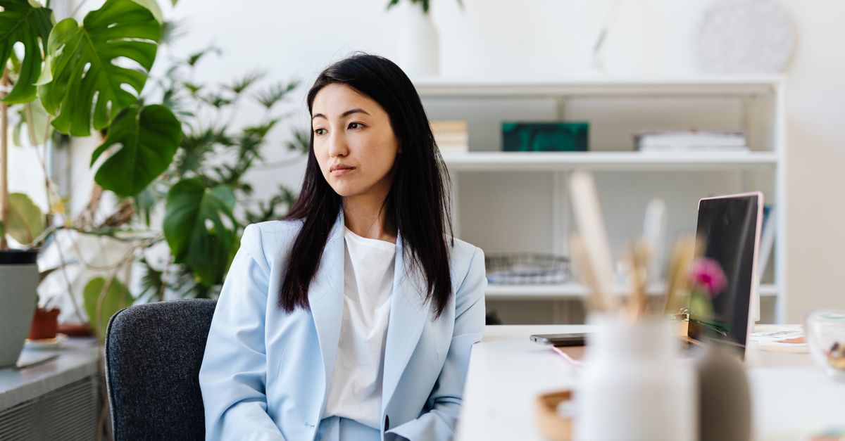 肩こりの原因を確認する姿勢チェックのイメージ 肩こりの原因を確認する姿勢チェックのイメージ