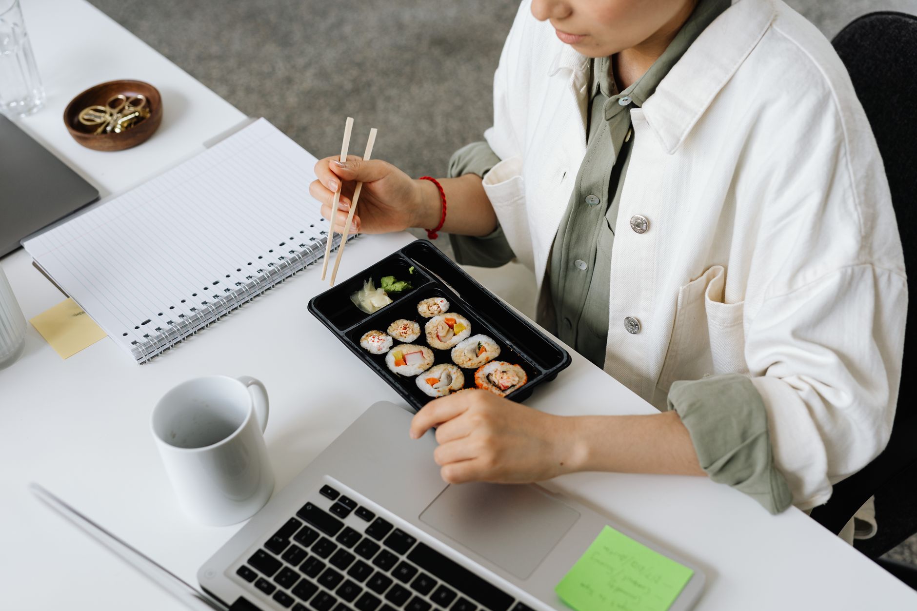 Bữa trưa lành mạnh giúp duy trì năng lượng ổn định suốt buổi chiều.