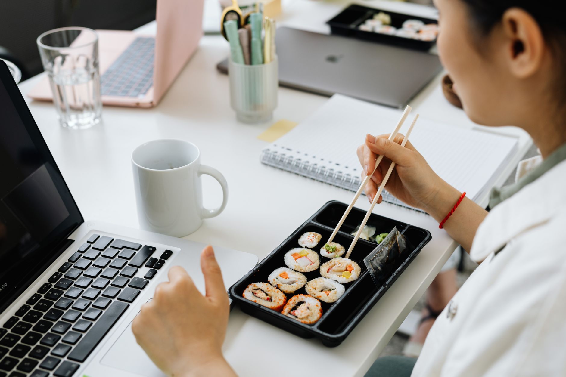 Đồ ăn nhẹ lành mạnh và đủ nước giúp duy trì sự tỉnh táo.