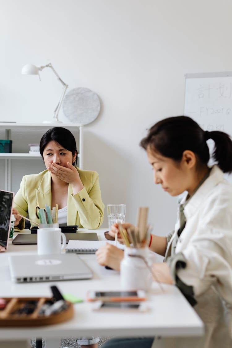 
Women Eating Lunch In The Office