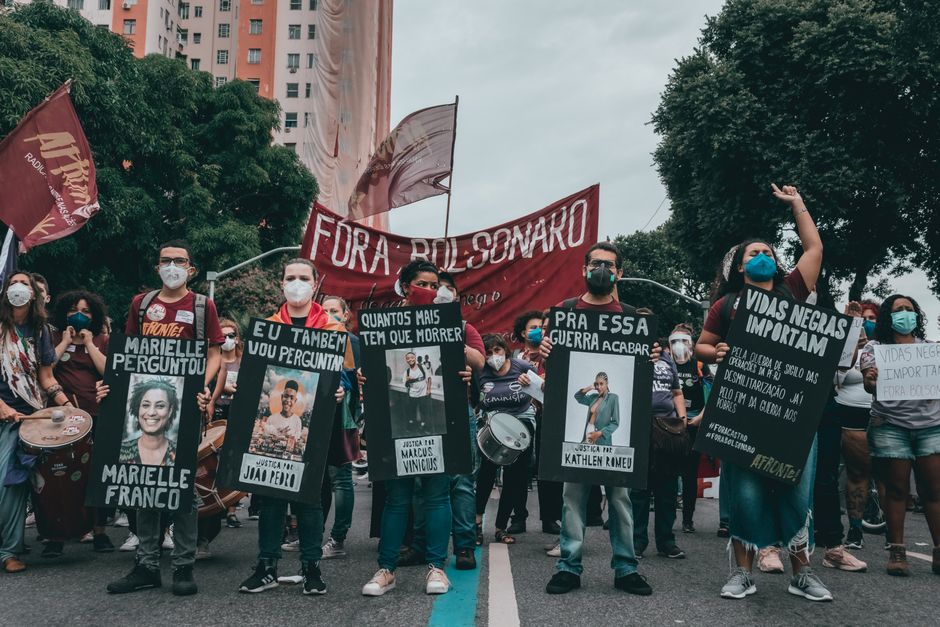 Como a Criatividade Pode Transformar Sua Vida Social com Amigas 2 Protest in Rio de Janeiro with people holding banners demanding justice and equality.