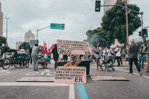 afişler, asfalt, demo içeren Ücretsiz stok fotoğraf