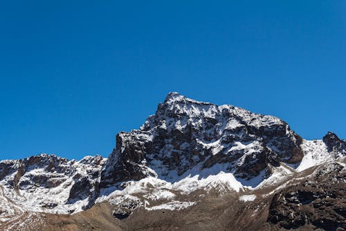 Kostenloses Stock Foto zu blauer himmel, felsiger berg, landschaft