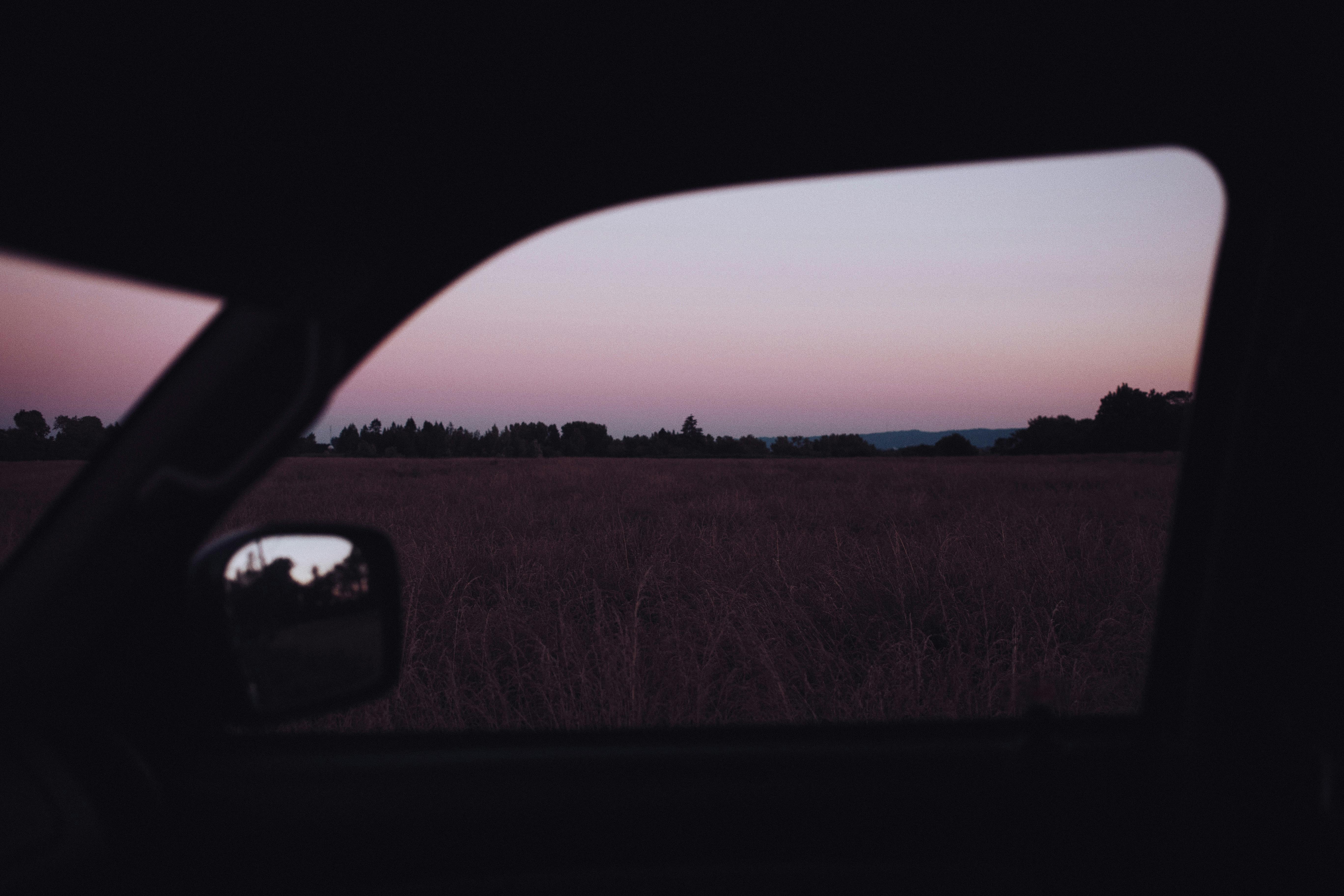 Prairie dorée vue depuis la fenêtre d'une voiture au crépuscule