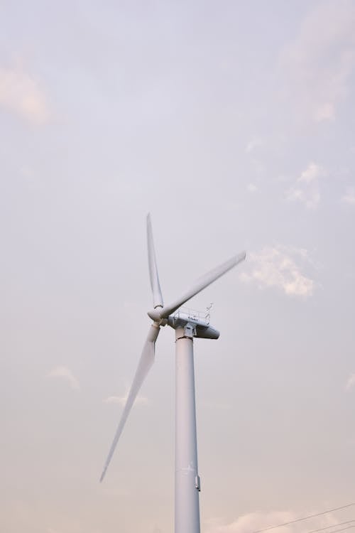 Fotos de stock gratuitas de aerogenerador aislado, cielo blanco, electricidad