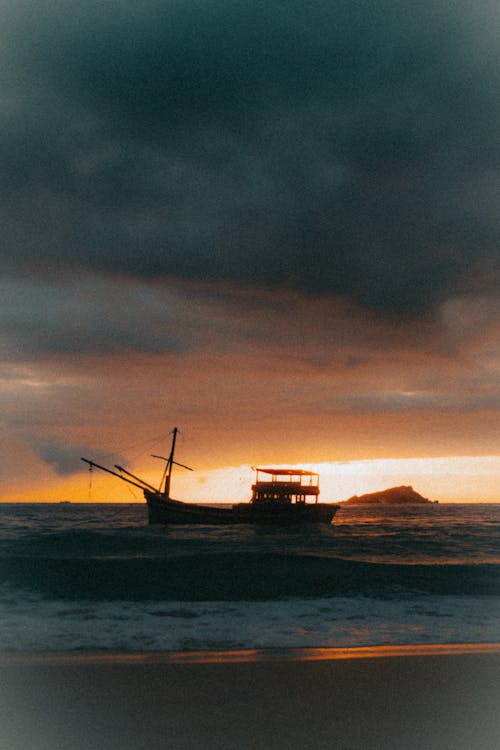 Gratis stockfoto met boot, golven, gouden uur