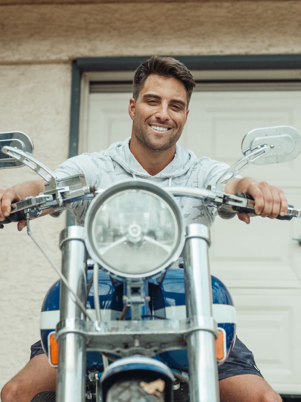 Cliente eligiendo entre moto nueva o usada para financiar