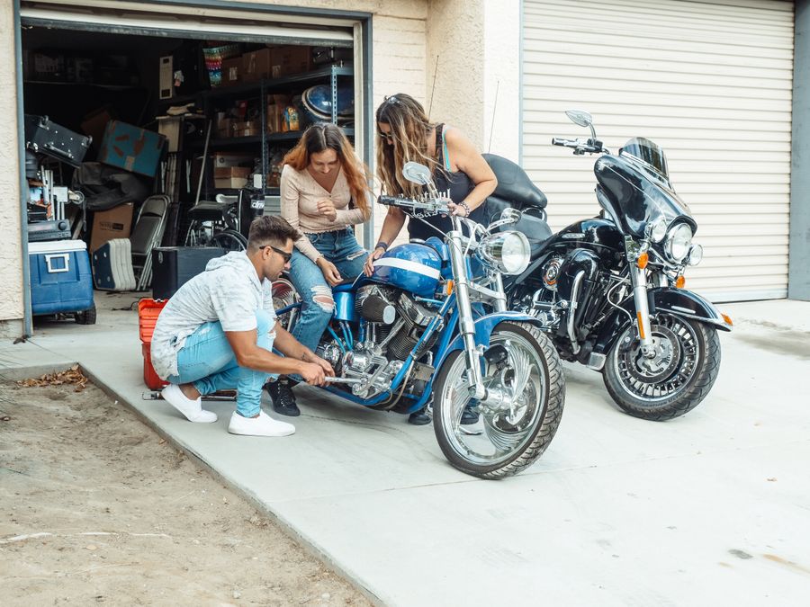 バイクを自分でメンテナンスする様子