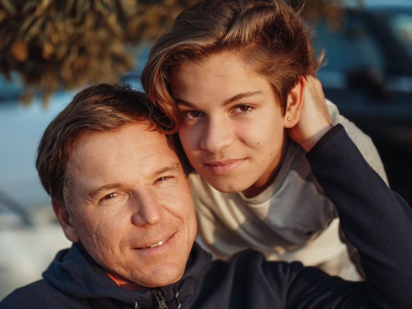 Padre e hijo adolescente, retrato del vínculo familiar